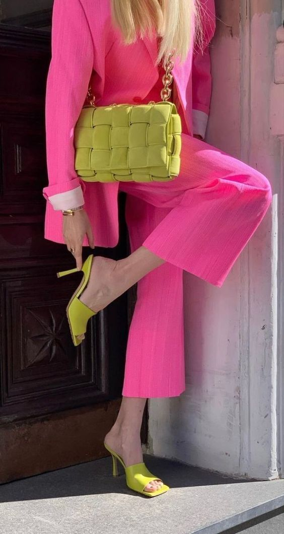 Look monocromático pink com acessórios verdes - bolsa e salto alto. 